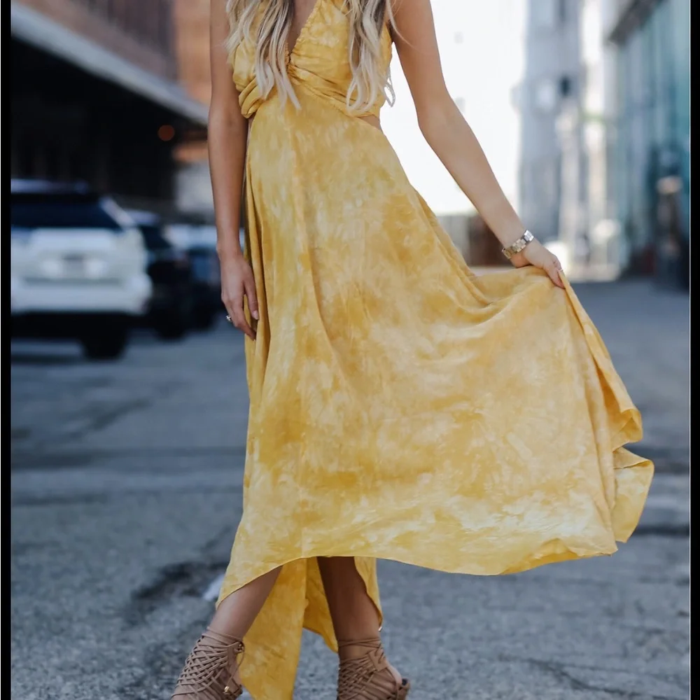Elegant Yellow Maxi Dress - Picture 1 of 3